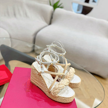 GARAVANI ROCKSTUD WEDGE SANDALS IN WHITE CALFSKIN AND BEIGE RAFFIA