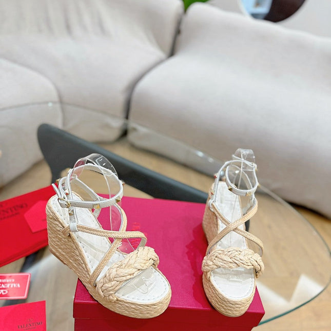 GARAVANI ROCKSTUD WEDGE SANDALS IN WHITE CALFSKIN AND BEIGE RAFFIA