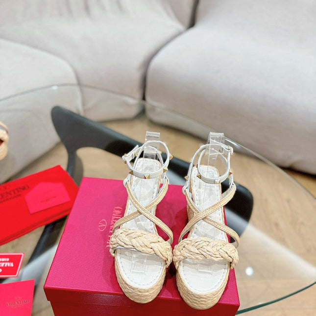 GARAVANI ROCKSTUD WEDGE SANDALS IN WHITE CALFSKIN AND BEIGE RAFFIA