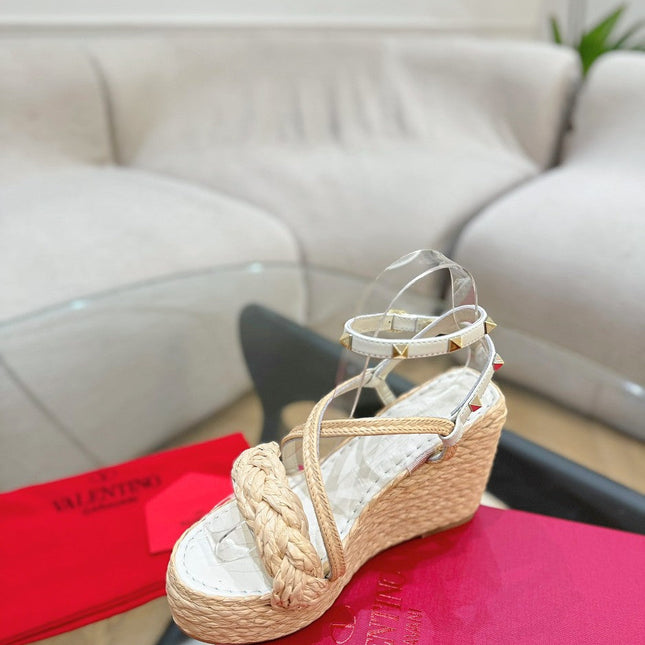 GARAVANI ROCKSTUD WEDGE SANDALS IN WHITE CALFSKIN AND BEIGE RAFFIA