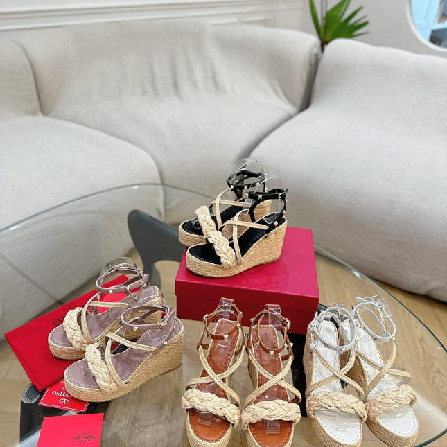 GARAVANI ROCKSTUD WEDGE SANDALS IN WHITE CALFSKIN AND BEIGE RAFFIA