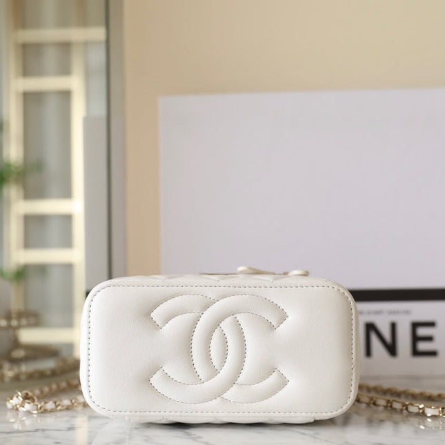 CHANEL 25S VANITY BAG 17 CM IN WHITE LAMBSKIN WITH PEARL STRAP