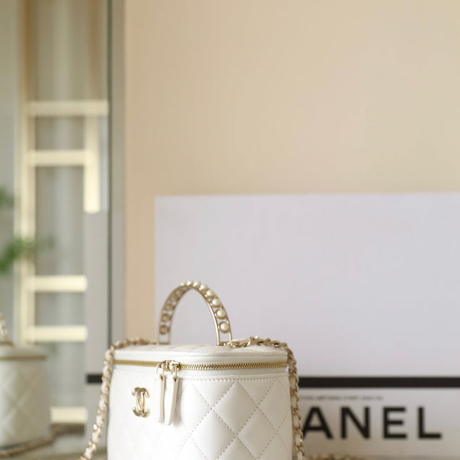 CHANEL 25S VANITY BAG 17 CM IN WHITE LAMBSKIN WITH PEARL STRAP
