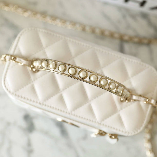 CHANEL 25S VANITY BAG 17 CM IN WHITE LAMBSKIN WITH PEARL STRAP
