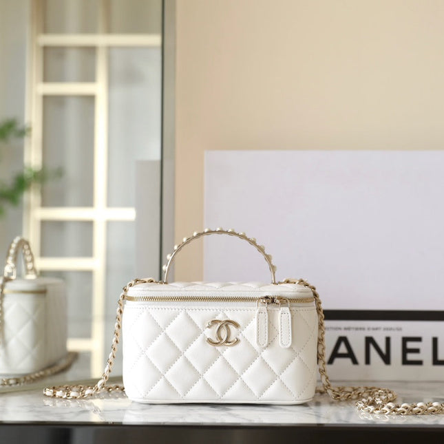 CHANEL 25S VANITY BAG 17 CM IN WHITE LAMBSKIN WITH PEARL STRAP