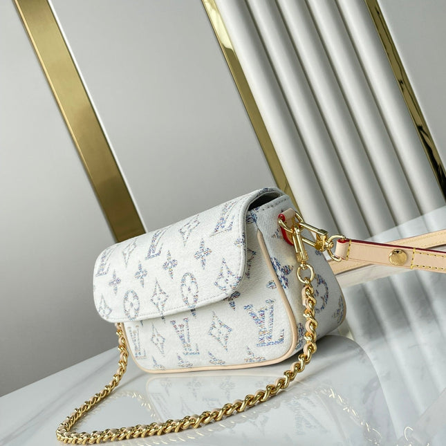 WALLET ON CHAIN IVY 23 IN WHITE MONOGRAM JACQUARD FABRIC GOLD HARDWARE