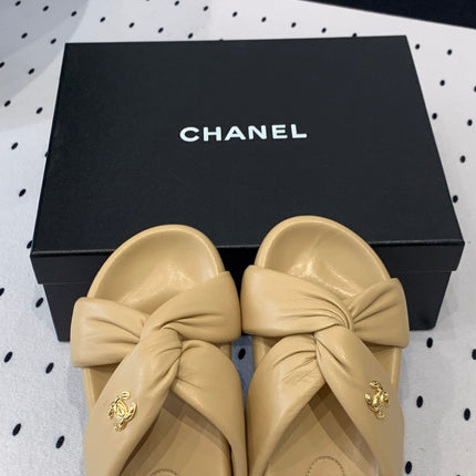 TWISTED SLIPPERS IN DARK CREAM LAMBSKIN