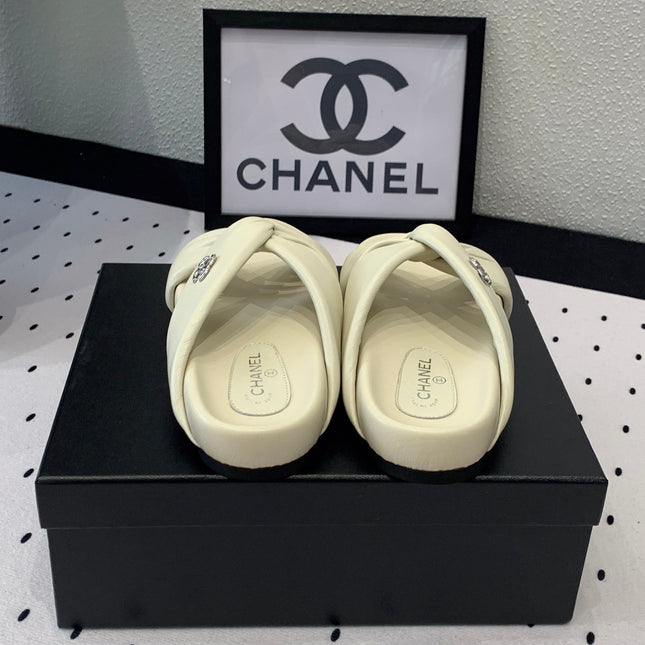 TWISTED SLIPPERS IN WHITE LAMBSKIN