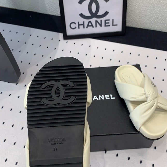 TWISTED SLIPPERS IN WHITE LAMBSKIN