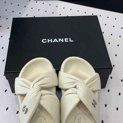 TWISTED SLIPPERS IN WHITE LAMBSKIN