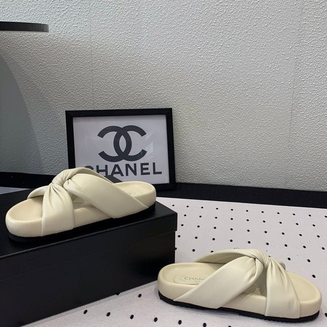 TWISTED SLIPPERS IN WHITE LAMBSKIN