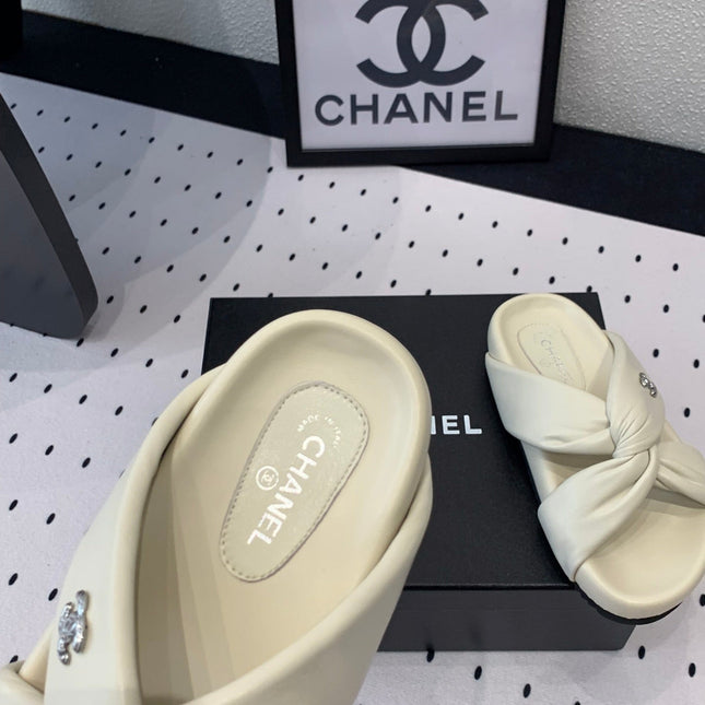 TWISTED SLIPPERS IN WHITE LAMBSKIN