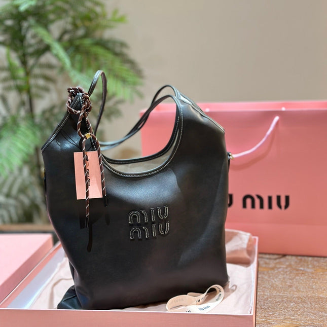 TOTE 30 HANDBAG IN BLACK CALFSKIN