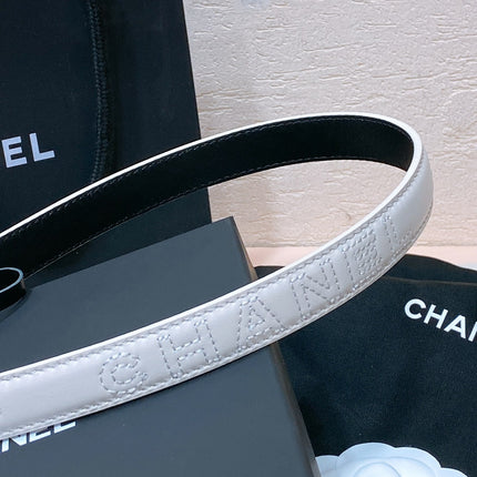 CC BELT 20MM IN WHITE EMBROIDERED CALFSKIN GOLD HARDWARE ATTACH PEARL