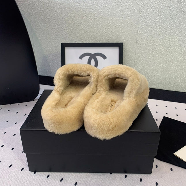 THICK-SOLED SLIPPERS IN BEIGE CREAM SHEEP WOOL