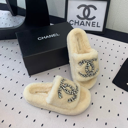 THICK-SOLED SLIPPERS IN WHITE SHEEP WOOL