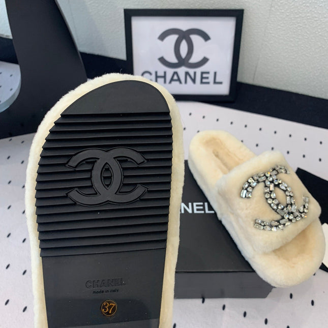 THICK-SOLED SLIPPERS IN WHITE SHEEP WOOL