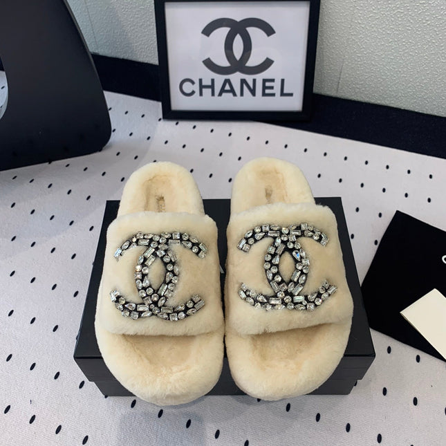 THICK-SOLED SLIPPERS IN WHITE SHEEP WOOL