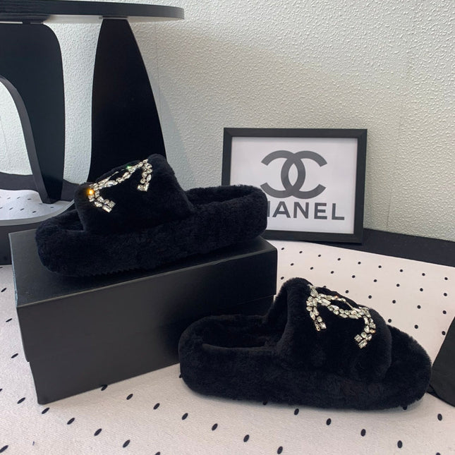 THICK-SOLED SLIPPERS IN BLACK SHEEP WOOL