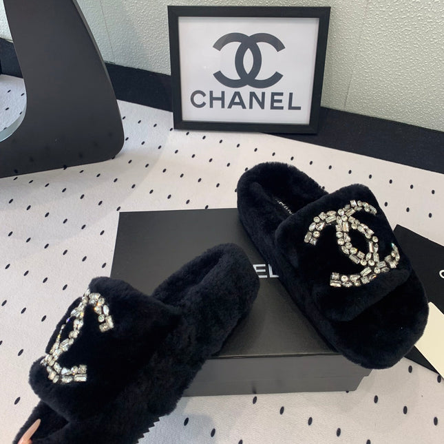 THICK-SOLED SLIPPERS IN BLACK SHEEP WOOL