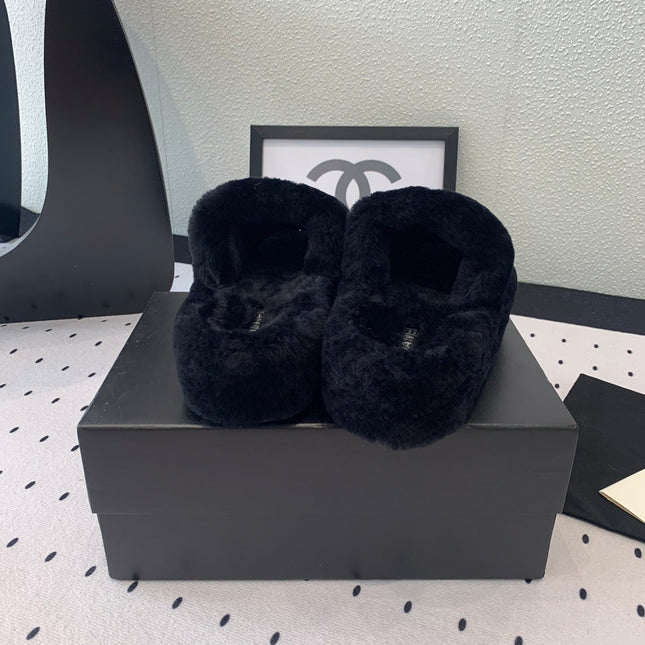 THICK-SOLED SLIPPERS IN BLACK SHEEP WOOL