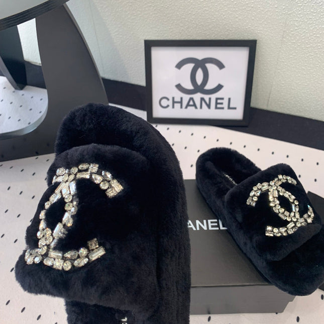 THICK-SOLED SLIPPERS IN BLACK SHEEP WOOL