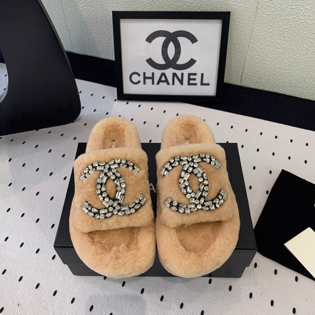 THICK-SOLED SLIPPERS IN BRIGHT CREAM SHEEP WOOL