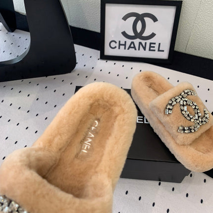 THICK-SOLED SLIPPERS IN BRIGHT CREAM SHEEP WOOL