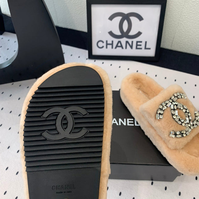 THICK-SOLED SLIPPERS IN BRIGHT CREAM SHEEP WOOL