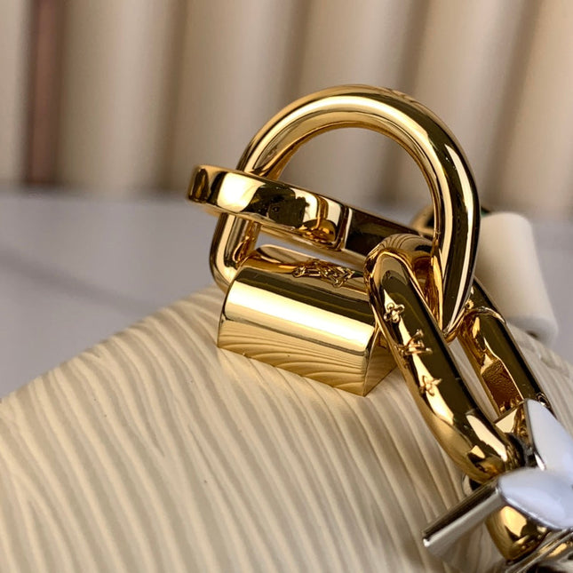 TWIST MM 23 IN QUARTZ WHITE EPI LEATHER GOLD HARDWARE