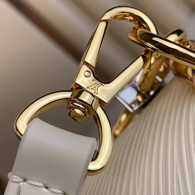 TWIST MM 23 IN QUARTZ WHITE EPI LEATHER GOLD HARDWARE