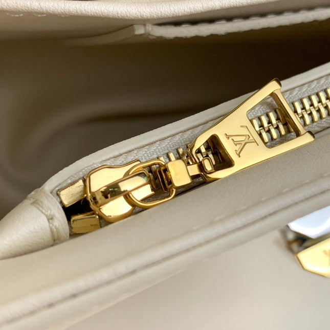 TWIST MM 23 IN QUARTZ WHITE EPI LEATHER GOLD HARDWARE
