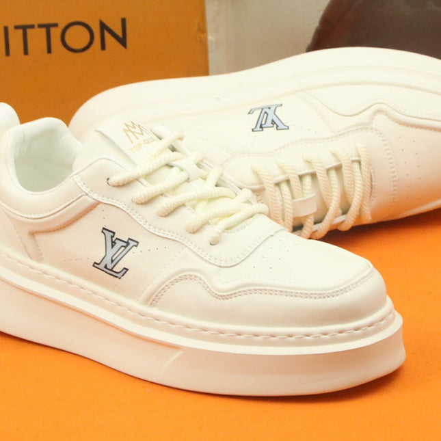 LV TRAINER IN WHITE CALFSKIN AND GREY LOGO