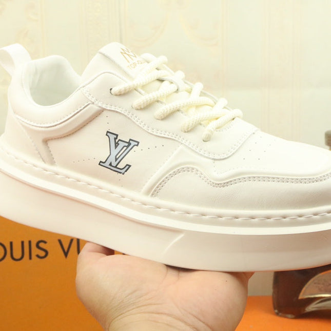 LV TRAINER IN WHITE CALFSKIN AND GREY LOGO