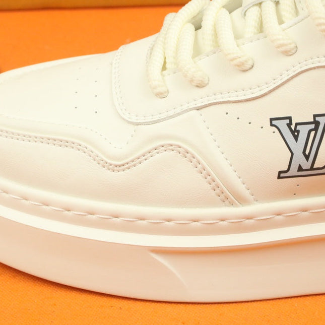 LV TRAINER IN WHITE CALFSKIN AND GREY LOGO
