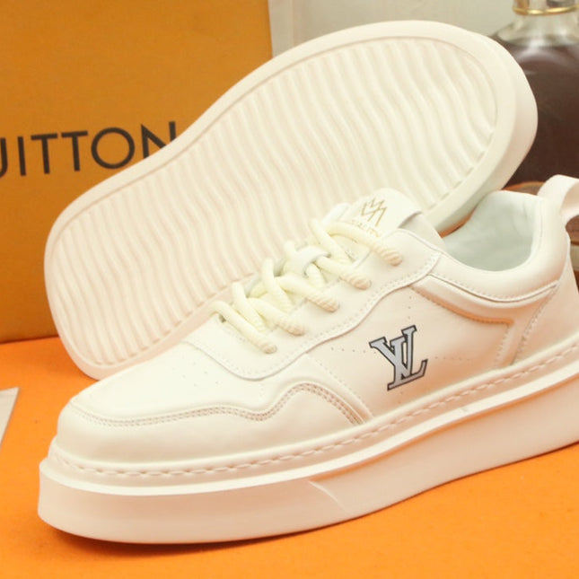 LV TRAINER IN WHITE CALFSKIN AND GREY LOGO