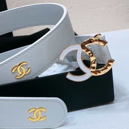 CC BELT 30MM IN WHITE SMOOTH CALFSKIN GOLD MIX WHITE HARDWARE