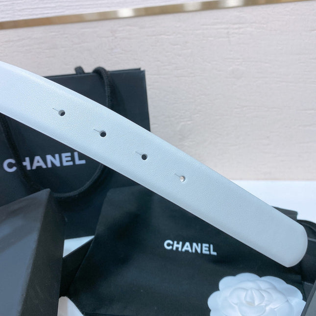 CC BELT 30MM IN WHITE SMOOTH CALFSKIN GOLD MIX WHITE METAL LOGO