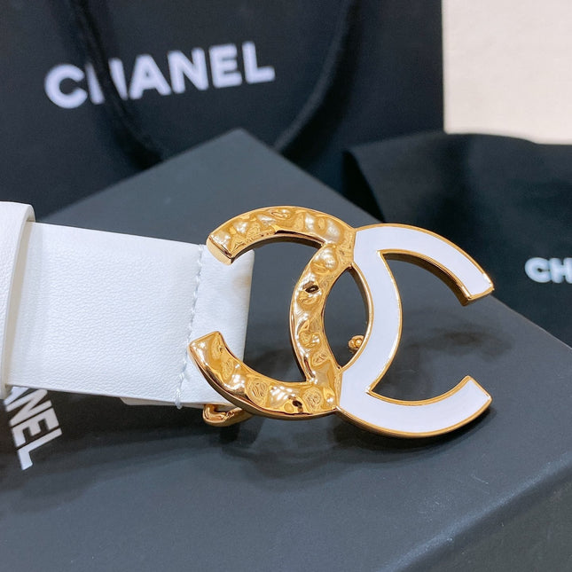CC BELT 30MM IN WHITE SMOOTH CALFSKIN GOLD MIX WHITE METAL LOGO