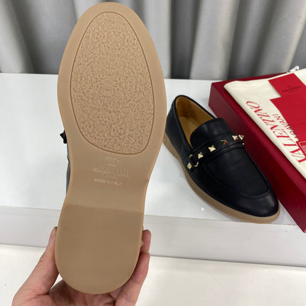 LEISURE FLOWS SPLIT LOAFER IN BLACK CALFSKIN