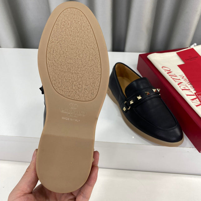 LEISURE FLOWS SPLIT LOAFER IN BLACK CALFSKIN