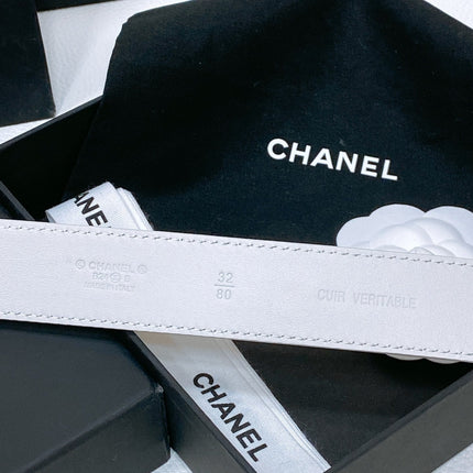 CC BELT 30 MM IN WHITE CALFSKIN PEARL LOGO WITH GOLD HARDWARE