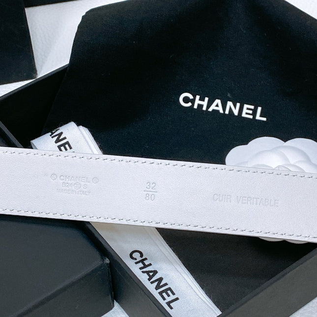 CC BELT 30 MM IN WHITE CALFSKIN PEARL LOGO WITH GOLD HARDWARE