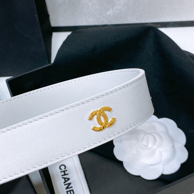CC BELT 30 MM IN WHITE CALFSKIN PEARL LOGO WITH GOLD HARDWARE