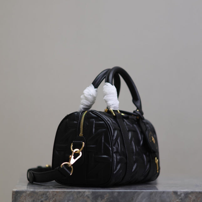 MEDIUM GROOVE BAG 20 IN BLACK MACROCANNAGE CALFSKIN WITH GOLD HARDWARE