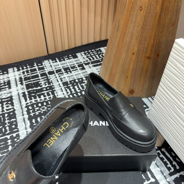 CC MOCCASINS IN BLACK CALFSKIN