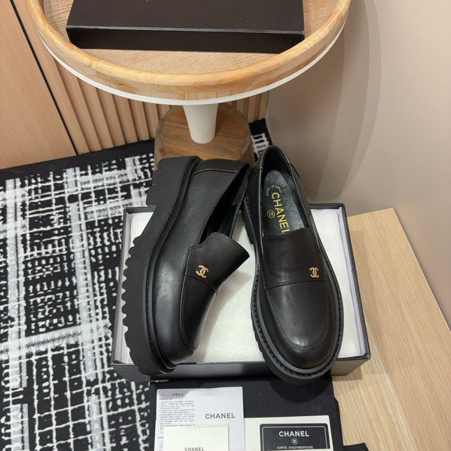 CC MOCCASINS IN BLACK CALFSKIN