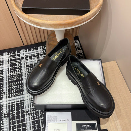 CC MOCCASINS IN BLACK CALFSKIN