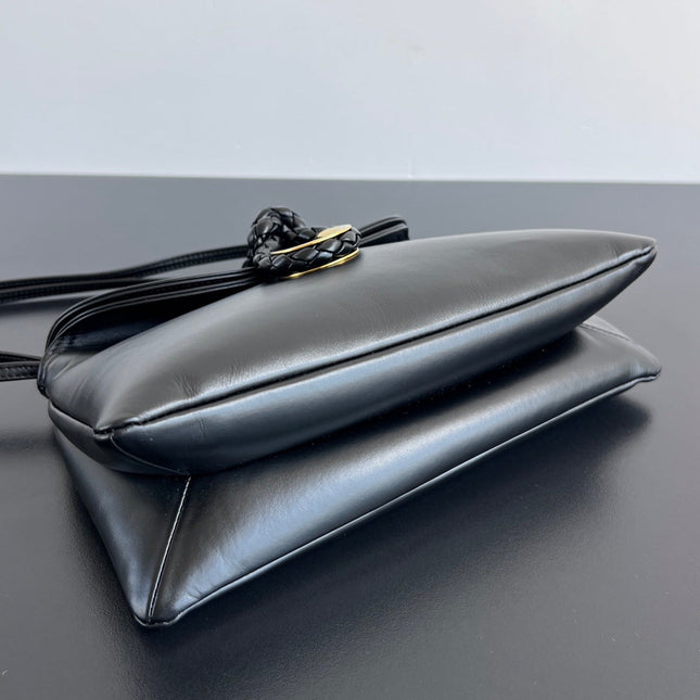 SMALL LIBERTA 27 IN BLACK SMOOTH CALFSKIN GOLD HARDWARE
