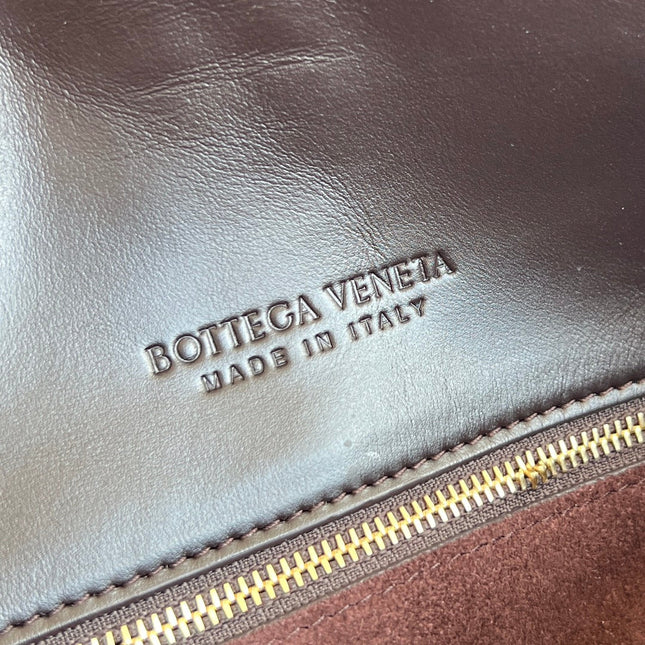 SMALL LIBERTA 27 IN CHOCOLATE SMOOTH CALFSKIN GOLD HARDWARE